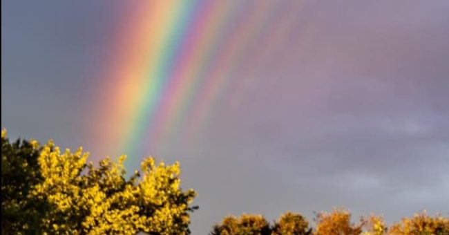 con arcoiris Arcoíris supernumerario.
